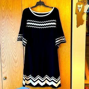 Melrose XL bell sleeve black white Chevron stripe accent knit acrylic dress VGUC